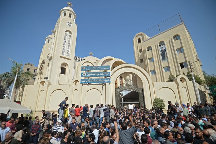 Umat Kristen Koptik berkumpul di gereja Prince Tadros di Minya, mengantarkan jenazah korban serangan yang terjadi pada Jumat (2/11/2018).