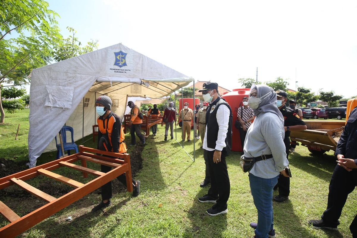 Wali Kota Surabaya Eri Cahyadi menyiapkan pemulasaraan jenazah sendiri hingga menambah lahan pemakaman di TPU Keputih, Surabaya, Jawa Timur, Selasa (29/6/2021).