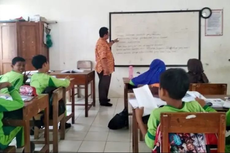 Salah satu guru honorer, Aris Wijayanto, sedang mengajar di SD Negeri Karangsari, Semin, Gunungkidul.