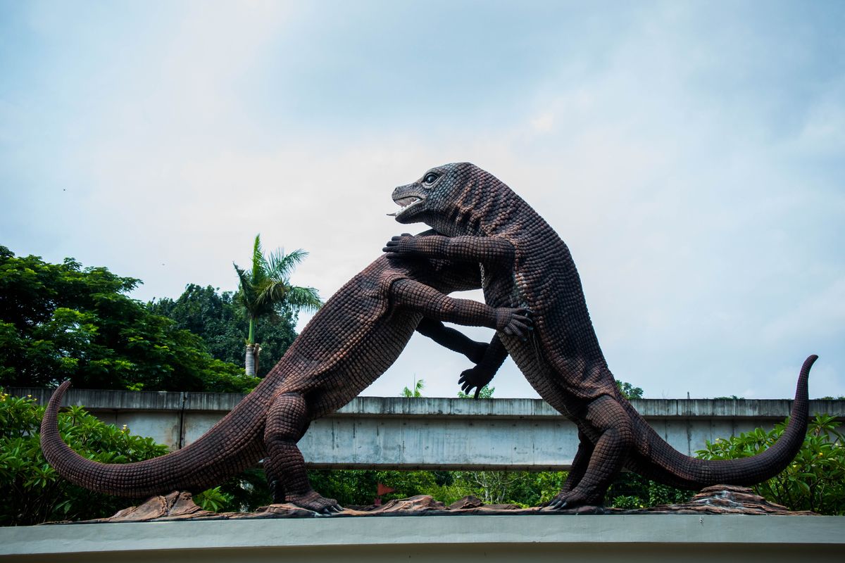 Dua patung komodo yang terdapat di pintu masuk Museum Komodo dan Taman Reptil di Taman Mini Indonesia Indah (TMII).