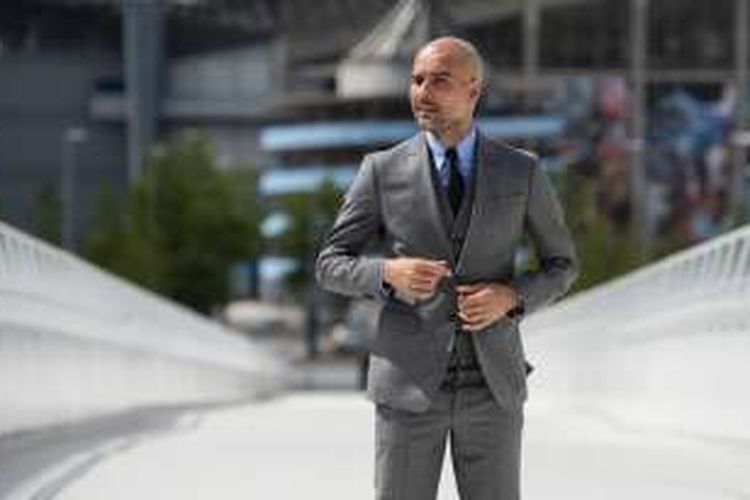 Manajer Manchester City, Josep Guardiola, berfoto di depan Stadion Etihad, Jumat (8/7/2016).