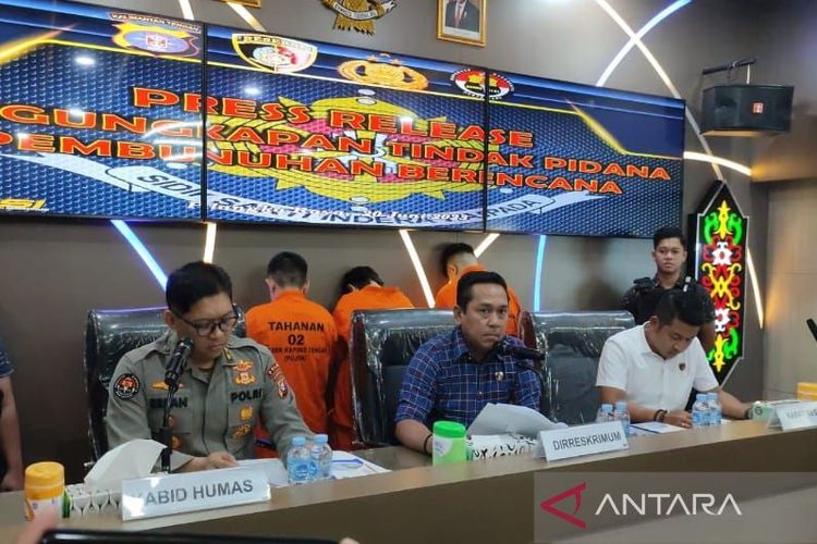 Dirkrimum Polda Kalteng Kombes Pol Faisal F Napitupulu (tengah Didampingi Kabid Humas Polda setempat AKBP Erlan Munaji (kiri) menjelaskan terkait pengungkapan kasus pembunuhan kakek yang dibunuh tiga perempuan di Desa Timpah, Kabupaten Kapuas yang dilaksanakan di Mapolda setempat, Selasa (20/6/2023). 