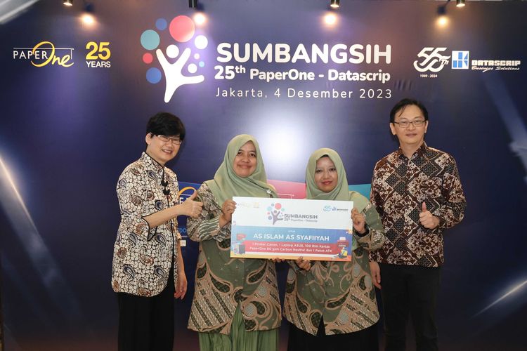 Dalam rangka mendukung pengembangan pendidikan di Indonesia, PaperOne-Datascrip menjalankan program Sumbangsih 25 Tahun kepada 12 sekolah dasar di kawasan Jadebotabek. Donasi dalam bentik peralatan sekolah diserahkan secara símbolis pada Senin (4/12/2023).