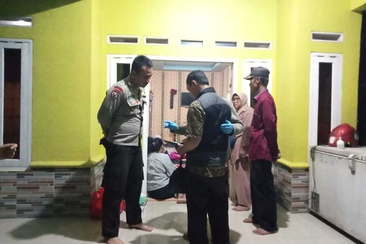 Petugas kepolisian mendatangi rumah warga yang mengalami keracunan makanan di Desa Babakan, Kecamatan Tenjo, Kabupaten Bogor, Jawa Barat, Sabtu (11/2/2023).
