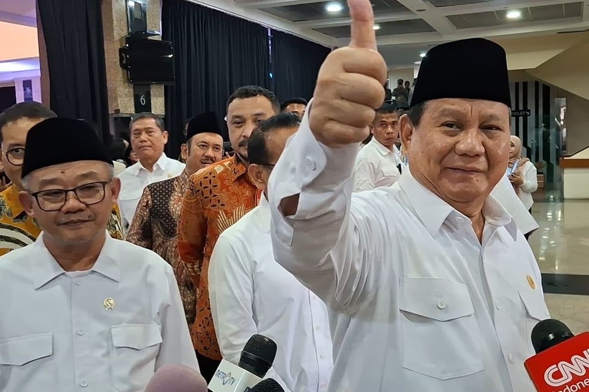 (ki-ka) Menteri Pendidikan Dasar dan Menengah Abdul Mu'ti Presiden Republik Indonesia Prabowo Subianto berjalan keluar sambil menyapa awak media setelah selesai meresmikan percepatan tunjangan guru di Plaza Insan Berprestasi, Gedung A lantai 1, Kantor Kemendikdasmen, Kamis (13/03/25).