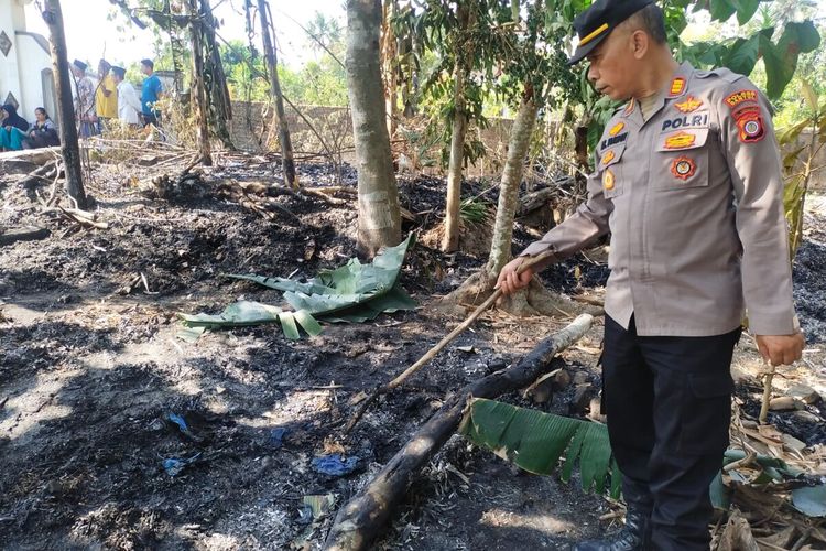 Lokasi Lamin (76) warga Padukuhan Watu, Kalurahan Panjangrejo, Kapanewon Pundong, Kabupaten Bantul, DI Yogyakarta, ditemukan meninggal dunia di tumpukan sampah. Kamis (24/8/2023)