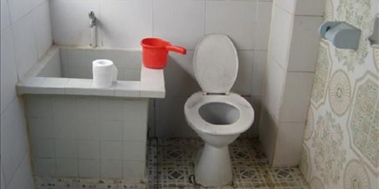 Tipikal kamar mandi orang Indonesia, toilet duduk disertai bak air.