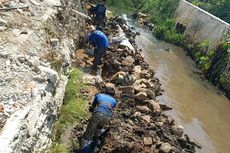 Jelang Musim Hujan, Pemkot Jaktim Perbaiki Turap Rusak di Cibubur