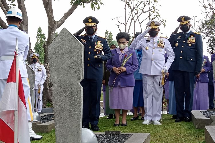 Panglima TNI Marsekal Hadi Tjahjanto memimpin upacara ziarah nasional dan prosesi tabur bunga di Taman Makam Pahlawan (TMP) Kalibata, Jakarta Selatan, Senin (4/10/2021) sore.