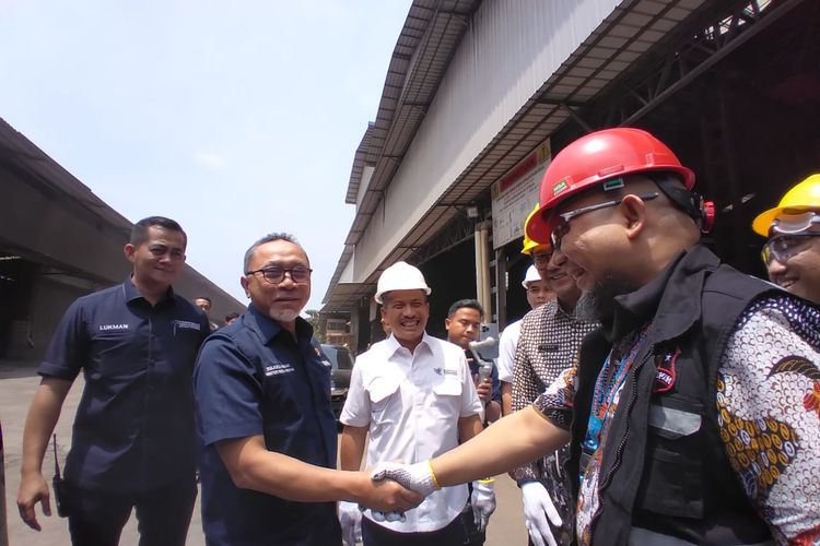 Menteri Perdagangan Zulkifli Hasan (Zulhas) di PT Long Teng Iron and Steel Product Tangerang Banten, Kamis (12/1/2023)