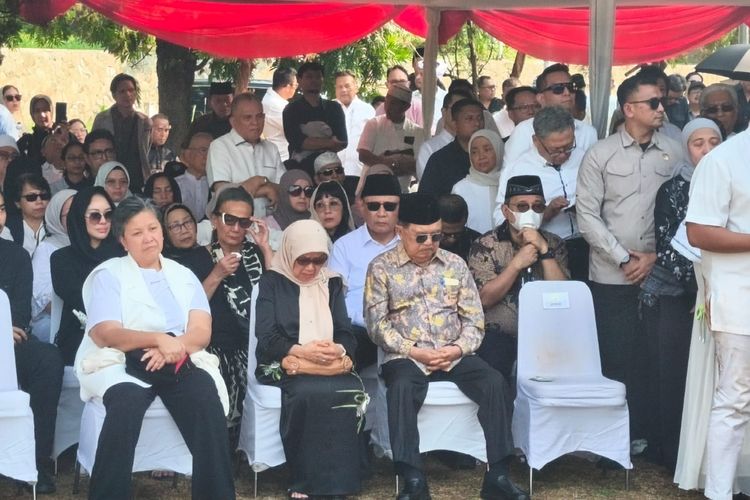 Jusuf Kalla Hadiri Pemakaman Rachmat Gobel di TMP Kalibata