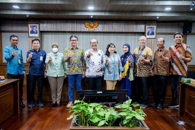 Kementerian Usaha Mikro, Kecil, dan Menengah (UMKM) bersama Yayasan Dharma Bakti Astra (YDBA).