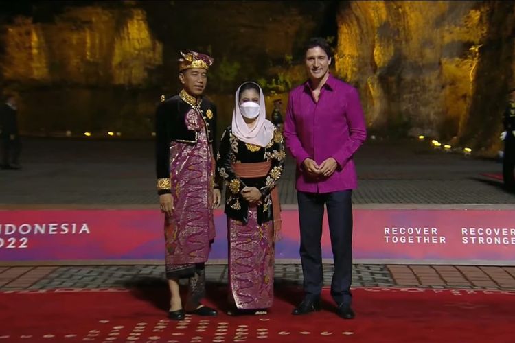Perdana Menteri (PM) Kanada Justin Trudeau memakai batik berwarna merah muda terang 
