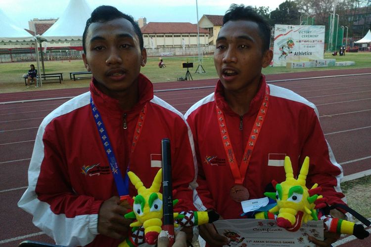 Dua sprinter Indonesia yang juga saudara kembar, Adith Rico Pradana (kiri) dan Adith Richi Pradana, berpose usai memenangi final nomor lari 100 meter putra ajang ASEAN School Games XI 2019 di Stadion Tri Lomba Juang, Mugas, Semarang, Jawa Tengah, Sabtu (20/7/2019). Rico menyabet emas dan Richi meraih perunggu.