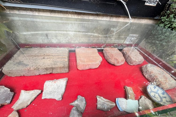 Patahan batu bata, gerabah, dan guci yang ditemukan di kedalaman 1 meter dari situs Sumur Jobong, Surabaya.