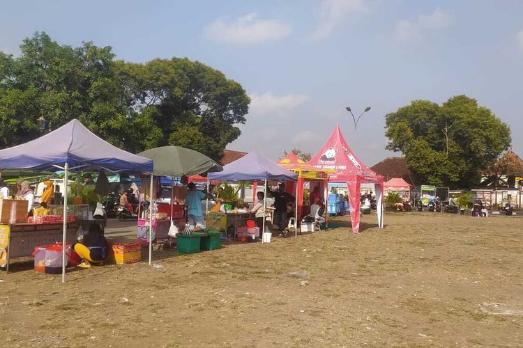 Panggung dan stand di acara jalan sehat dan sepeda gembira yang gagal diselenggarakan di Alun-alun Selatan Jogja, Minggu (6/10/2024).