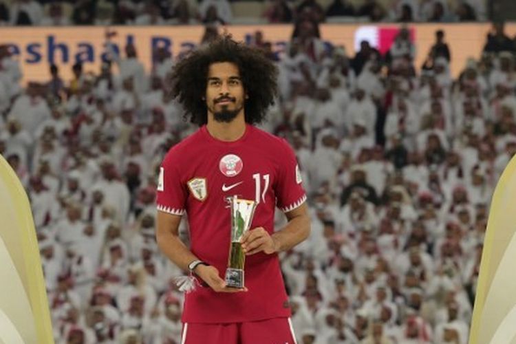 Penyerang Qatar, Akram Afif, berselebrasi dengan trofi top skor Piala Asia 2023 di atas podium seusai laga final Piala Asia 2023 antara Yordania dan Qatar di Stadion Lusail pada 10 Februari 2024.