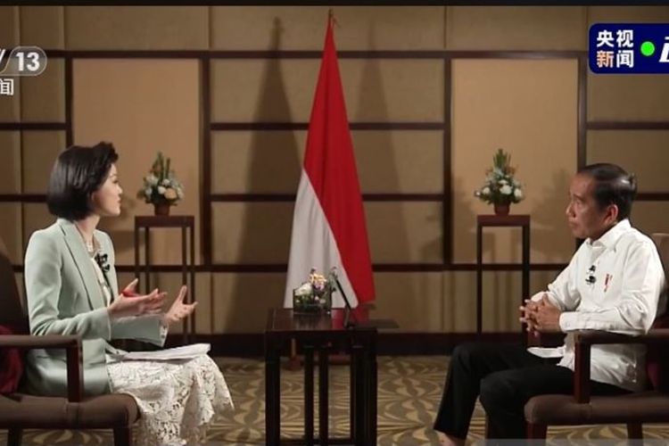 Cuplikan gambar wawancara eksklusif CCTV 13 dengan Presiden Indonesia Joko Widodo yang disiarkan di China pada Jumat (14/10/2022). 