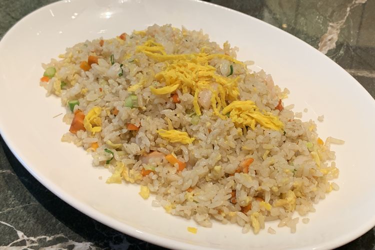 Sajian nasi goreng chinese food di restoran chinese food Jade River di Pullman Ciawi Vimala Hills Resort Spa & Convention, Jawa Barat.