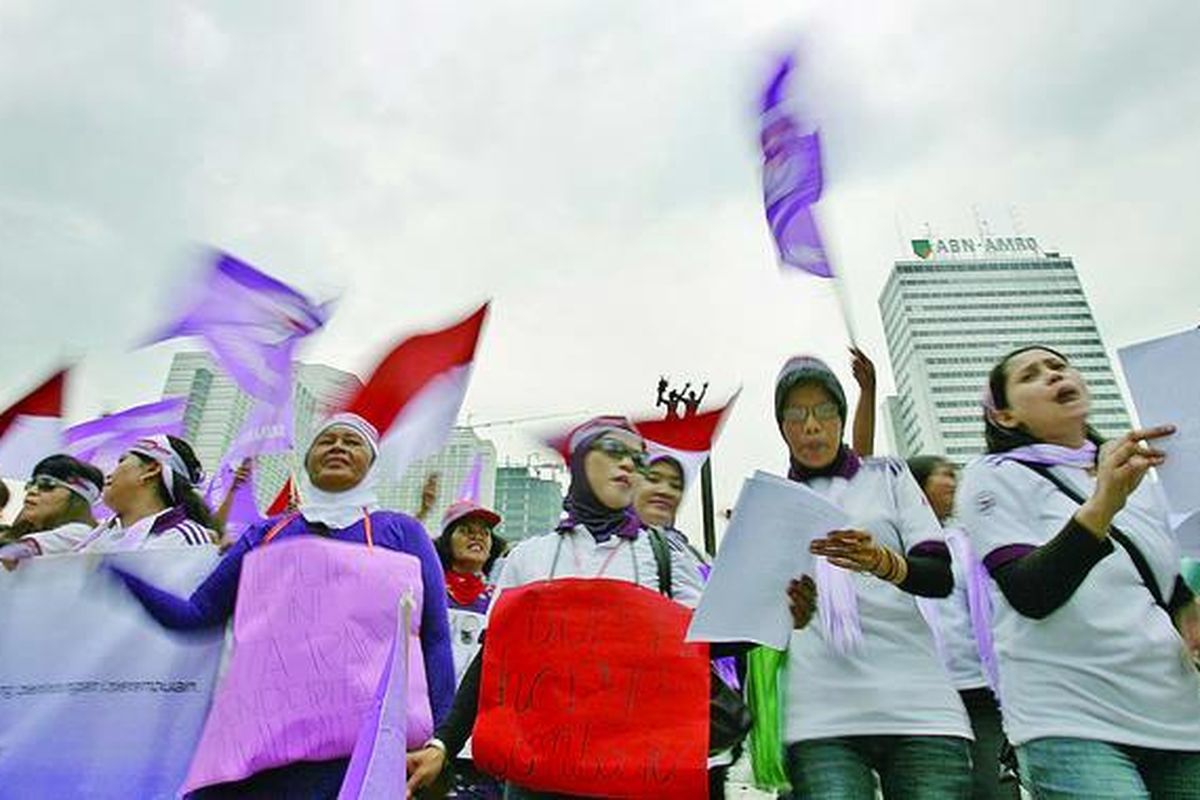 Puluhan perempuan dari Srikandi Demokrasi menggelar aksi damai di Bundaran Hotel Indonesia, Jakarta, untuk memperingati Hari Perempuan Sedunia, Sabtu (8/3). Mereka meminta pemerintah lebih memberikan perlindungan kepada kaum perempuan serta berharap pemerintah segera menurunkan harga-harga barang yang semakin melonjak. 