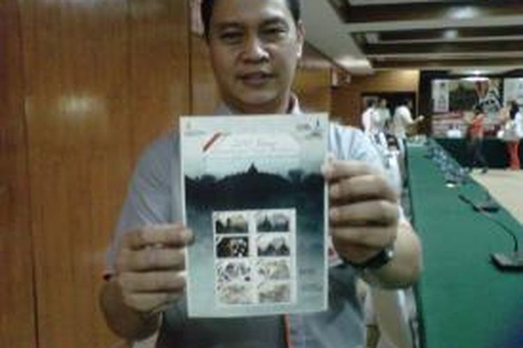 Tata Sugiarta, Manager Filatelia PT Pos Indonesia, menunjukkan perangko seri 