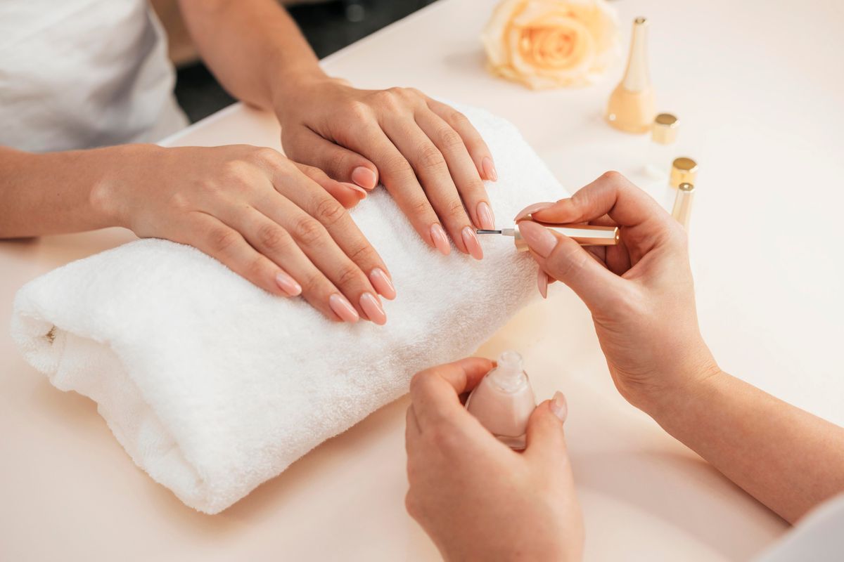 Ilustrasi nail art. Paparan sinar UVA dari lampu pengering cat kuku gel dapat meningkatkan risiko kanker kulit jika prosedur nail art dilakukan terlalu sering tanpa perlindungan.