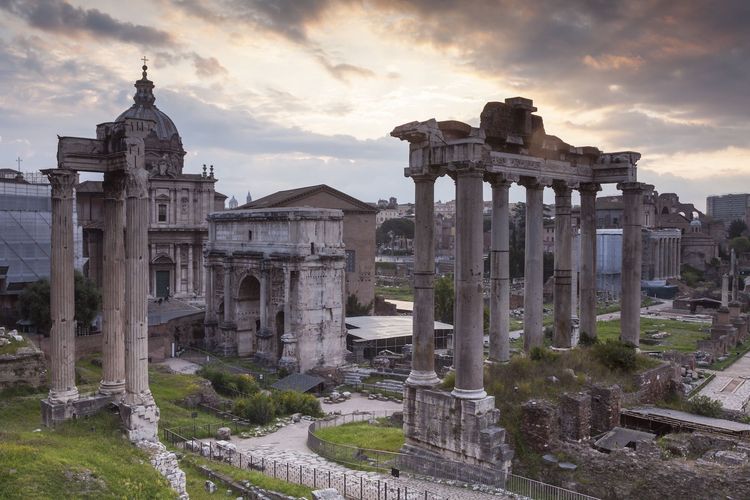Forum Romawi yang merupakan pusat komersial, budaya, agama, dan politik kota dan republik yang menampung berbagai kantor dan tempat pertemuan pemerintah Romawi.