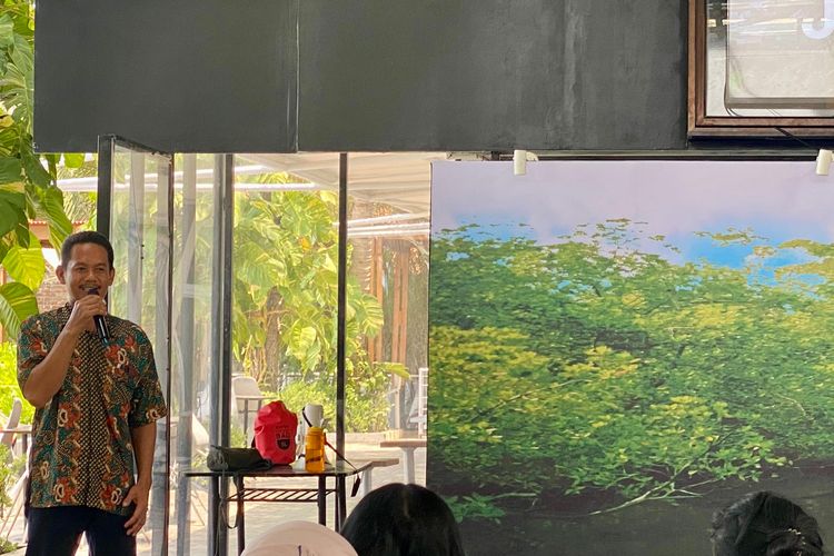 Kepala Desa Mayangan, Darto, saat menyampaikan sambutan pembukaan acara penanaman 5.000 mangrove oleh Kompas.com di Desa Mayangan, Subang, Jawa Barat, Kamis (10/10/2024).