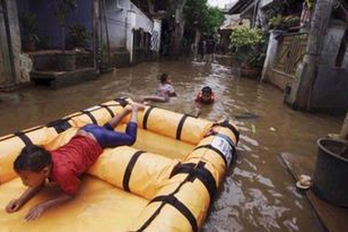 Air mulai surut namum tampak masih mengenang di sejumlah rumah warga dan jalan-jalan di Kampung Pulo, Pondok Labu, Jakarta, Senin (31/10/2011) lalu.