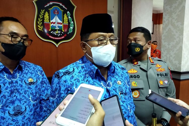 Wali Kota Blitar Santoso, Wakil Wali Kota Blitar Tjutjuk Sunario, dan Kapolres Blitar Kota AKBP Argowiyono menjawab wartawan usai evaluasi penanganan Covid-19 selama libur Natal dan Tahun Baru, Senin (17/1/2022)