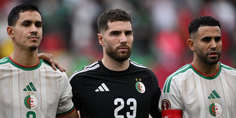 Bek timnas Aljazair Aissa Mandi (kiri), kiper Luca Zidane dan penyerang Riyad Mahrez berbaris untuk menyanyikan lagu kebangsaan sebelum laga Grup E Piala Afrika (CAN) antara Aljazair dan Sudan di Stadion Moulay Hassan di Rabat pada 24 Desember 2025.