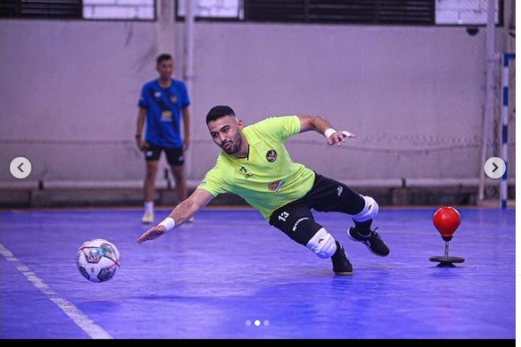 Aksi kiper timnas futsal Indonesi, Muhammad Albagir, dalam sesi latihan.