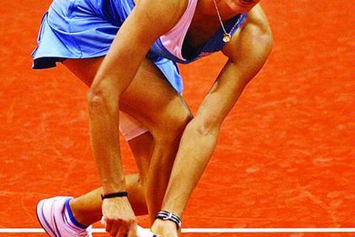 Petenis Belgia, Yanina Wickmayer, mengembalikan bola kepada petenis Jepang, Kimiko Date-Krumm, pada pertandingan Commonwealth Bank Tournamnet of Champions 2009 di BICC, Nusa Dua, Bali, Rabu (4/11).