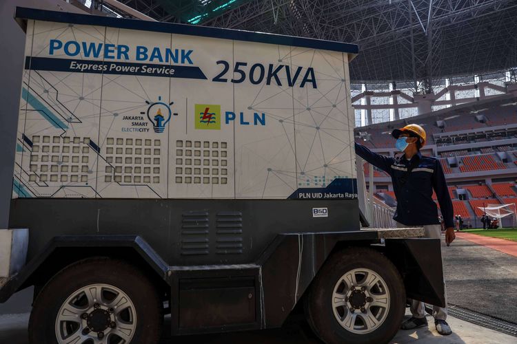 Pekerja saat memeriksa kesiapan listrik di Jakarta International Stadium (JIS) di Tanjung Priok, Jakarta, Kamis (24/3/2022). PT PLN (persero) memasok listrik sebesar 5.540.000 volt ampere (VA) atau setara 5,54 megavolt ampere (MVA) untuk Jakarta International Stadium (JIS).