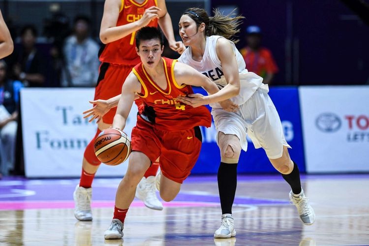 Pebasket Cina, Yuan Li (merah) melakukan drive saat dihadang sejumlah pemain Unified Korea dipertandingan Final Basket Putri Asian Games ke 18 di Hall Istora Senayan, Jakarta Pusat, Sabtu (1/9/2018). Basket Putri Cina berhasil meraih emas dengan mengalahkan Unified Korea dengan skor 71-65.