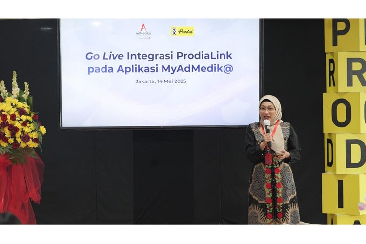 Direktur Utama AdMedika Dian Prambini saat memberikan sambutan pada acara seremoni Go Live Integrasi ProdiaLink pada Aplikasi MyAdMedik@ di Aula Lt.7 Gedung Grha Prodia Utama, Raden Saleh, Jakarta, pada Rabu (14/5/2025). 