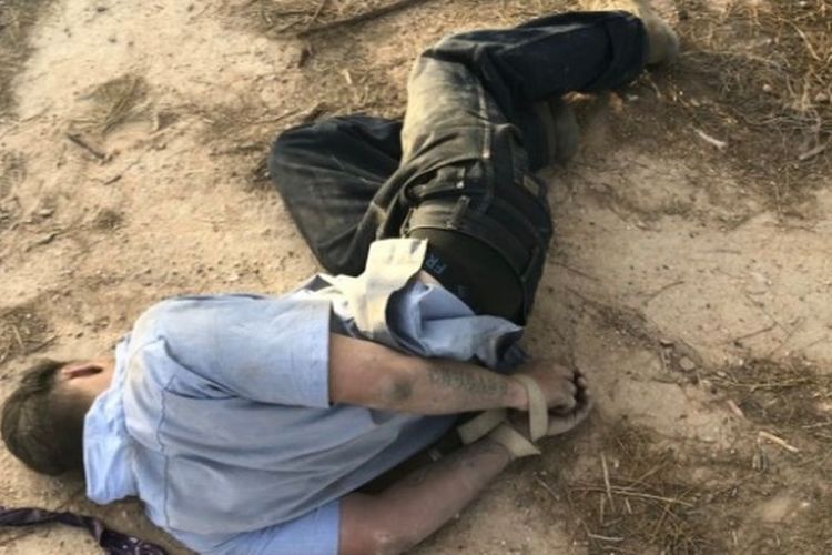 Gambar yang dirilis Kepolisian Coolidge, Arizona, Amerika Serikat, memerlihatkan seorang remaja 19 tahun bernama Brandon Soules ketika dia terbaring di tanah karena dalam pengakuannya, dia diculik dua orang. Kisah itu kemudian terbukti palsu. Soules mengarangnya karena dia tidak ingin bekerja.
