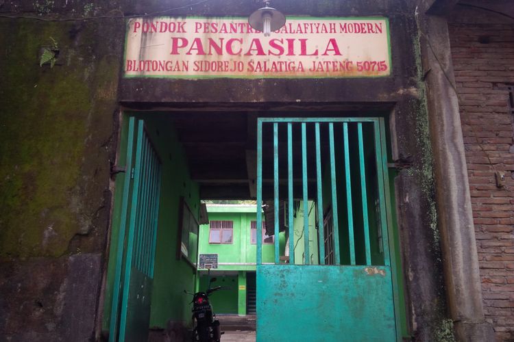 Pintu gerbang Pondok Pesantren Salafiyah Modern Pancasila, yang terletak di Dusun Klumpit, Kelurahan Blotongan, Kecamatan Sidorejo, Kota Salatiga, Selasa (30/5/2017). 
