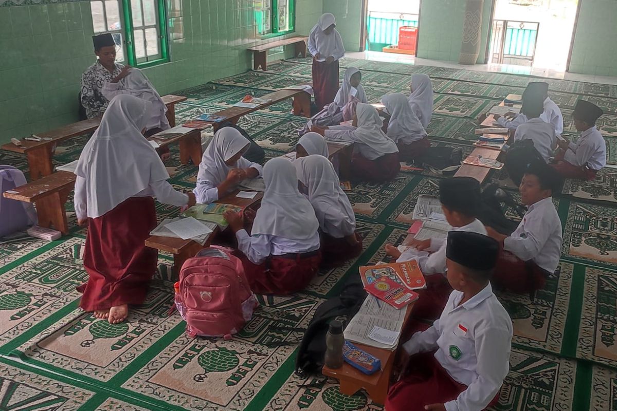 Siswa kelas 3 MI Ma'arif Nurul Huda Butuh belajar di masjid, Senin (25/11/2024).