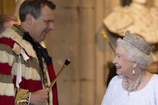 SIM Bangsawan Panitia Pemakaman Ratu Elizabeth II Dicabut karena Langgar Lampu Merah