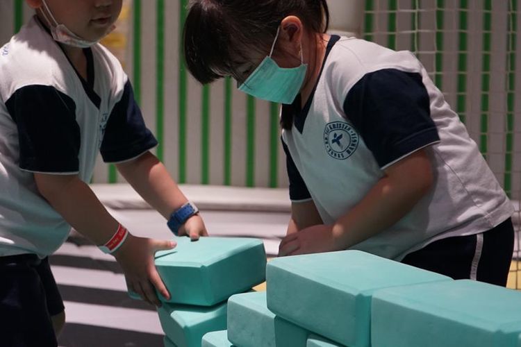 Kegiatan yang melatih motorik kasar anak.