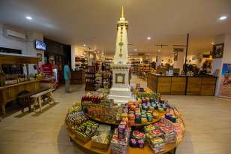 Jendela Jogja bisa jadi opsi tempat belanja oleh-oleh selain Malioboro, Pasar Beringharjo, juga beberapa toko buah tangan lainnya.