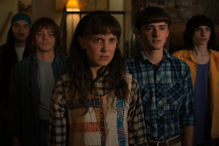 (Dari kiri) Eduardo Franco sebagai Argyle, Charlie Heaton sebagai Jonathan, Millie Bobby Brown sebagai Eleven, Noah Schnapp sebagai Will Byers, dan Finn Wolfhard sebagai Mike Wheeler dalam STRANGER THINGS. 