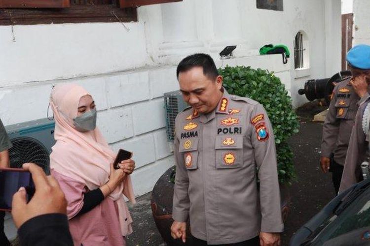 Ninik (tengah) berbincang dengan Kombes Pol Pasma Royce selaku Kapolrestabes Surabaya. Ia bilang ikhlas suaminya masuk penjara. 