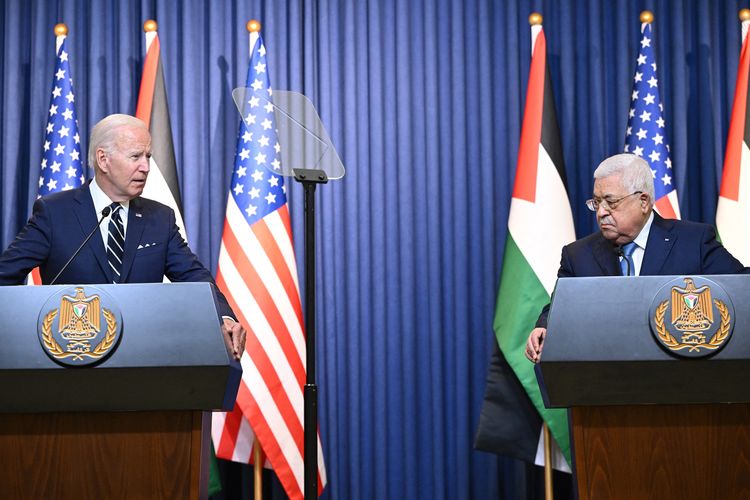 Presiden Amerika Serikat Joe Biden (kiri) bersama Presiden Palestina Mahmoud Abbas di hadapan media di Tepi Barat, Palestina, Jumat (15/7/2022).