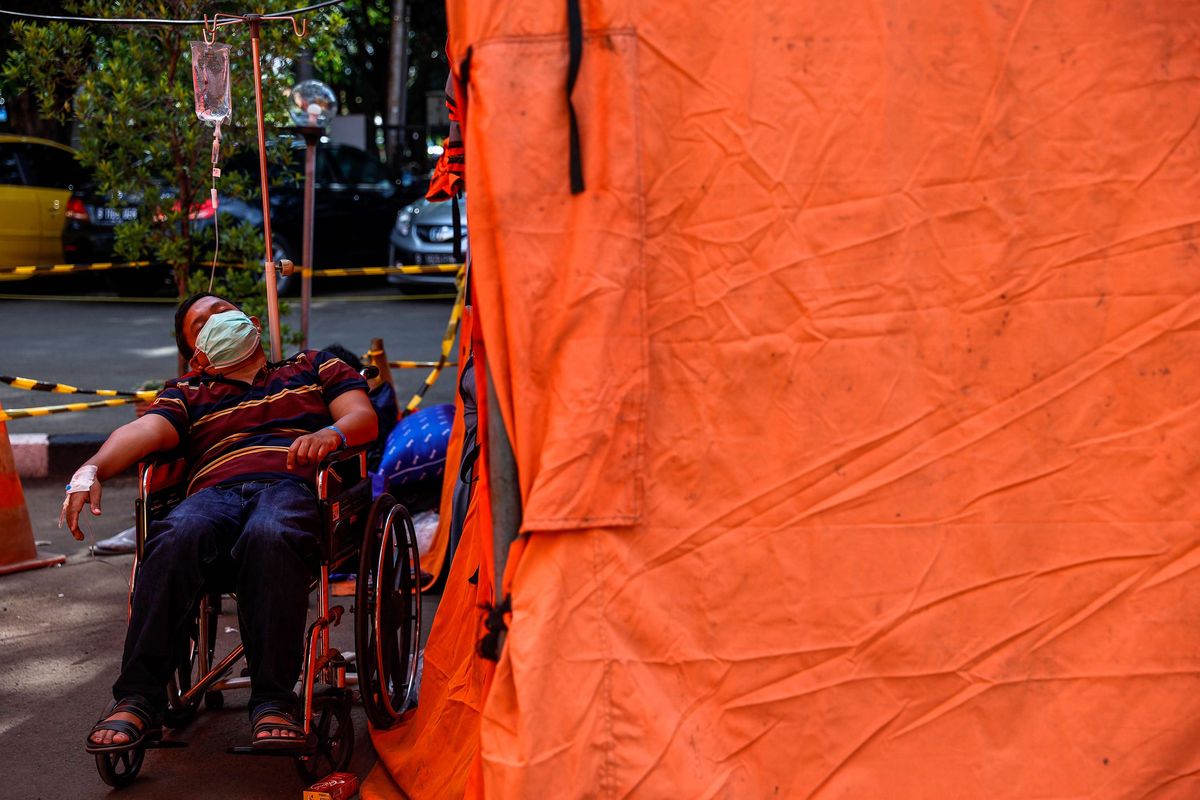 Pasien menempati tenda darurat di depan instalasi gawat darurat (IGD) Rumah Sakit Umum Daerah (RSUD) Chasbullah Abdulmadjid, Kota Bekasi, Jawa Barat, Jumat (25/6/2021). Tenda darurat berfungsi sebagai ruang triase untuk mengetahui pasien terindikasi Covid-19 atau tidak. Saat ini ada 368 pasien Covid-19 yang dirawat di RSUD Kota Bekasi ini.