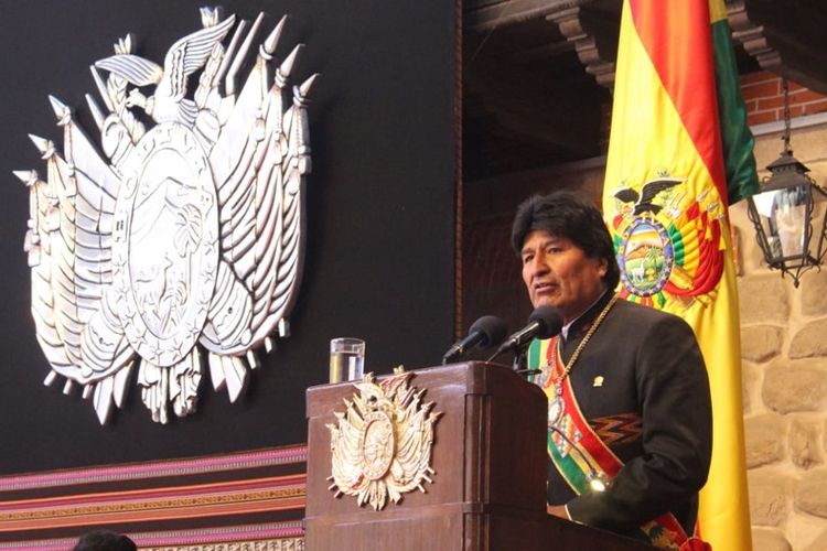 Presiden Evo Morales saat menghadiri hari ulang tahun kemerdekaan ke-193 Bolivia pada Senin (6/8/2018). Dalam acara itu Morales mengenakan medali dan selempang kepresidenan.