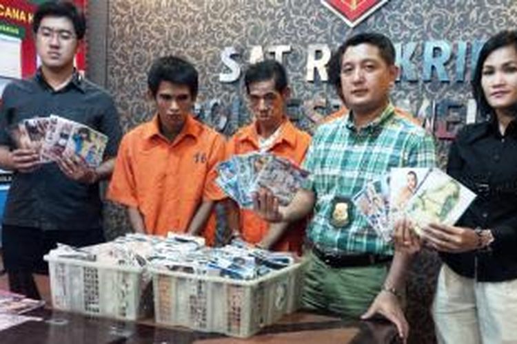 Kasat Reskrim Mapolresta Medan Kompol Aldi Subartono memperlihatkan para tersangka penjual kepingan VCD porno di Kota Medan.
