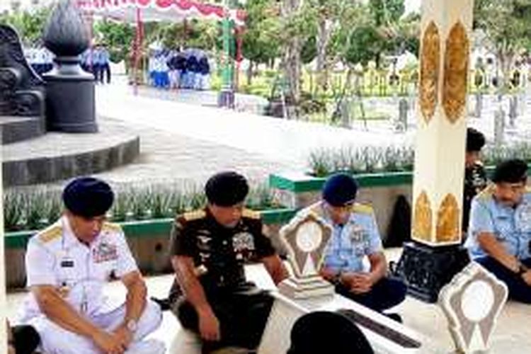 Panglima TNI Jenderal Gatot Nurmantyo saat berdoa bersama di  pusara  Panglima Besar Jenderal Soedirman di Taman Makam Pahlawan (TMP) Kusuma Negara Yogyakarta, Rabu (28/09/2016)