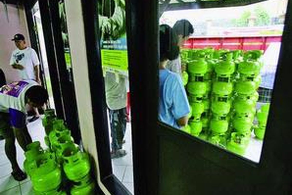 Kompor gas yang dibagikan pemerintah dalam program konversi minyak tanah ke elpiji di Kediri, Jatim, Senin (8/9) banyak yang rusak.